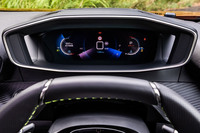 手前と奥にわかれた、奥行き感のある表示が特徴となる3D液晶メーター。表示デザインを「ダイヤル」「ドライブ」「最小」など数種類から、表示色をブルー、レッド、クォーツの3色から選ぶことができる。