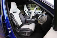 ヘッドレスト一体型のスポーティーなフロントシート。ラグジュアリーな雰囲気を演出しながら、サーキット走行ではドライバーの体をしっかりとホールドする。