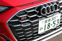 フロントマスクに輝く「S3」のエンブレム。ワイドなシングルフレームグリルや大型エアインテークも「S3セダン」の特徴だ。お値段は661万円ナリ。
