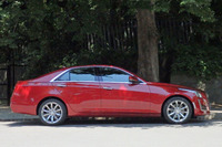 デザインコンセプトである「アート&サイエンス」を体現した美しいフォルム。真横から眺めると、まるでベールの裾が広がっているように見え、とってもエレガント。このデザインは女子にもキュンときます。