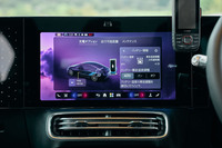 充電中のモニター表示。画面中央の透過イメージにあるとおり、「CLA with EQテクノロジー」はモーターをリアに搭載するRWD車である。