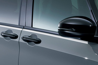 ドアミラーとアウタードアハンドはクリスタルブラック・パール仕上げとなる。