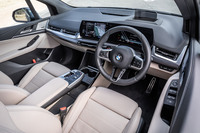 インストゥルメントパネルに、10.25インチの「マルチディスプレイメーターパネル」と10.7インチの「ワイドコントロールディスプレイ」を組み合わせた「BMWカーブドディスプレイ」を採用。従来型で分割されていた表示パネルを一体化し、存在感と視認性、操作性を高めたという。