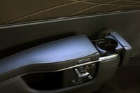 アームレストにはカップホルダーと2個の収納スペースを完備。USBポートは各席1つずつ用意される。