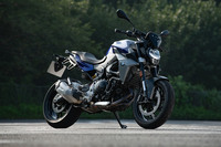 「F900R」はパラレルツインエンジンを搭載するBMWのミドルクラスモデル。アドベンチャータイプの「F900XR」とともに、2020年2月に導入された。