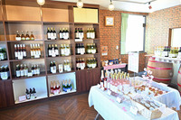 直売所の店内。訪問したのが平日で、しかも朝9時の開店と同時に入店したため、ほかのお客は誰もいなかった。ワインだけでなくぶどうジュースなども売っている。