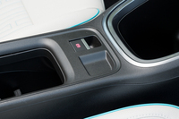 電気自動車の「600e」にはあるドライブセレクターが省略され、跡地はただのくぼみになっている。その代わり600eにはないステアリングパドルが備わっている。