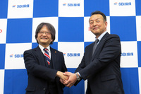 BYDジャパンの東福寺厚樹社長(写真向かって右)と、SBI損保の五十嵐正明社長(同左)。