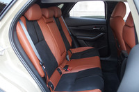 「CX-30レトロスポーツエディション」では、リアシートにもテラコッタとブラックのコンビネーション表皮が採用される。リアのLEDマップランプ、BOSEサウンドシステム+12スピーカーなども標準装備となる。