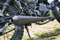 マットブラックのストレートサイレンサー。250ccクラスとは思えない勇ましいサウンドを響かせる。