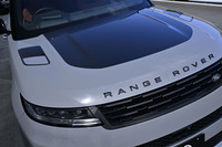 今回試乗した「レンジローバー・スポーツSVエディションツー」には、スポーティーな印象をもたらす「SVカーボンファイバーエクステリアパック」が組み込まれていた。グロス仕上げのカーボンファイバー製ボンネットは、28万円の有償オプションアイテム。