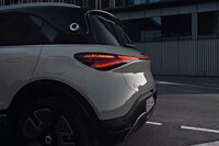 一文字につながったリアのランプ。ヘッドランプと共通性のあるデザインが採用されている。