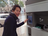 「オトリブ」の無人登録ステーションを試す筆者。2012年5月にパリで。