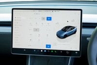 各種インターフェイスが統合されたセンターディスプレイ。今回の改良により、エアコンにスイング機能が、ナビゲーションに天気予報の機能が追加された。