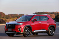 2023年11月16日のオフィシャルサイトでの先行公開に続き、同年12月21日に正式発表されたホンダの新型コンパクトSUV「WR-V」。販売は2024年3月22日に開始される。写真は最上級グレードの「Z+」で、車両本体価格は248万9300円。