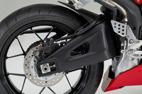 リアのスイングアームは従来モデルから150gの軽量化を実現している。