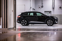 ボディーサイズは全長×全幅×全高=4590×1865×1630mm、ホイールベースは2765mm。総容量82kWhのリチウムイオンバッテリーを搭載するため、車重は2100kgにおよぶ。