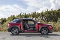 「MX-30」最大の特徴が観音開きのフリースタイルドア。Bピラーを持たないボディー構造だが、リアドアの内部には側方からの衝突に備える補強部材が仕込まれている。