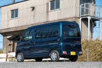 さまざまな特長を持つ新型「アトレー」だが、最大の魅力は、今も昔もスクエアなボディーがもたらす巨大な荷室である。このクルマをどう使おうかと想像するだけで、ワクワクする。