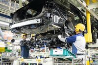 足まわりの組み付けに関しては、スバルではリアサスペンションモジュールを車体搭載後にダンパー&コイルを組み付けていたが、トヨタではダンパー&コイルをサブフレームに組み付けた後で車体に一括搭載する方式だった。新ラインでは、トヨタ方式の工順にも柔軟に対応できるよう工程設計を刷新した。