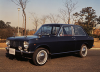1966年「ダットサン・サニー1000」。当初は2ドアセダンのみがデビュー、遅れて4ドアセダンや2ドアクーペなどが追加された。写真の「2ドアデラックス」で車重645kgという軽量な車体に1リッター直4 OHVエンジンを搭載。
