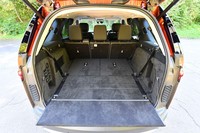 3列目シートは床面にフラットに格納できる。荷室の容量は258リッター~2391リッター。