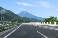 東富士五湖道路にて、車窓より霊峰・富士を眺めるの図。