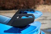 新型を象徴するスワンネック式リアウイング。「911 RSR」と同じ形状とされており、迎え角は4段階の調整が可能。