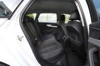 リアシートは3分割の可倒式を採用する。