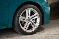 タイヤサイズは全車共通で215/45R17だが、ホイールの意匠はグレードによって異なり、「Sライン」にはポリッシュ加工が施された5ダブルスポークのホイールが装備される。