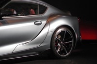 大きく張り出したリアフェンダーは、新型「スープラ」の特徴的なディテールのひとつ。担当したデザイナーも「思わずなでまわしたくなるようなデザインを目指した」と力説する。