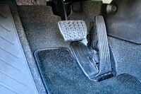 「LBX」のアクセル/ブレーキペダル。「GA-B」プラットフォームを用いる他のモデルでは、アクセルペダルがつり下げ式となっているのに対し、LBXではオルガン式につくり変えられている。