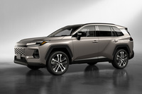 2025年5月21日に世界初公開されたトヨタの新型「RAV4」。RAV4はクロスオーバーSUVのパイオニアとして1994年に初代モデルがデビュー。以来、180以上の国と地域で累計1500万台以上が販売されてきたベストセラーモデルで、今回の新型が6代目にあたる。今後のグローバル販売をけん引する、重要な存在になると予想されている。