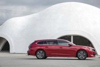 ボディーの全長は5ドアハッチバック車よりも40mm長い4790mm。延長分はすべてリアオーバーハングの拡大に充てられている。