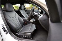 「Mスポーツ」には写真のスポーツシートが装備されている。標準仕様のシート表皮はアルカンターラとセンサテック(合皮)の組み合わせだが、試乗車ではオプションのヴァーネスカレザー(ブラック)が選択されていた。