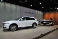 モーターボートをけん引する「マツダCX-8」。