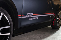 かつての高性能モデル「ジョンクーパーワークスGP」をイメージした3ドアと5ドアのMINI、限定発売の画像
