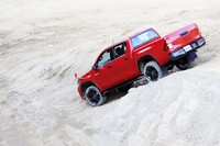 「ハイラックスZ」では写真のクリムゾンスパークレッドメタリックを含む全5色がラインナップされる。どのボディーカラーを選んでも、価格は同一設定となる。