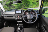 新型「ジムニー」のインストゥルメントパネルまわり。ダッシュボードの最上段には、ナビゲーションシステムを搭載するスペースが設けられた。