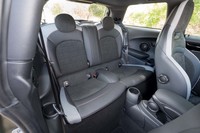 リアシートは2人掛けだが、大人が日常的に利用するのは難しいサイズだ。