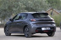 「208アリュール」のリアビュー。フェンダーアーチが、ブラックで縁どられる「GTライン」とは異なり、ボディー同色になっている。