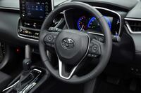 「カローラ クロス」は、運転支援システム「Toyota Safety Sense」を標準装備。「アクア」や「ランドクルーザー」の新型とは異なり、交差点での対向直進車の検知等には対応していないものの、自転車(昼間)や歩行者(昼夜)も検知可能なプリクラッシュセーフティーや、オートマチックハイビーム、ロードサインアシストなどが含まれる。