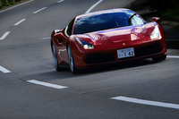 ワインディングロードを行く「488GTB」。パワーと車幅は“ありすぎ”だが、ゆっくり流していても楽しい。