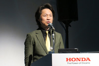 「シビック タイプR」の改良点について説明する、開発責任者の柿沼秀樹氏。