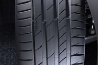 高剛性リブとワイドブロックが高い走行安定性を生み出す。今回はウエット路面を試せなかったが、「PS91」と並ぶシリーズトップのウエット性能が備わっているという。