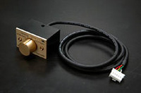 オプションでプレイモードセレクター・リモコンユニット、RCU-501(8400円)が用意されているので運転席から手が届かない場所に本体を置いても大丈夫。