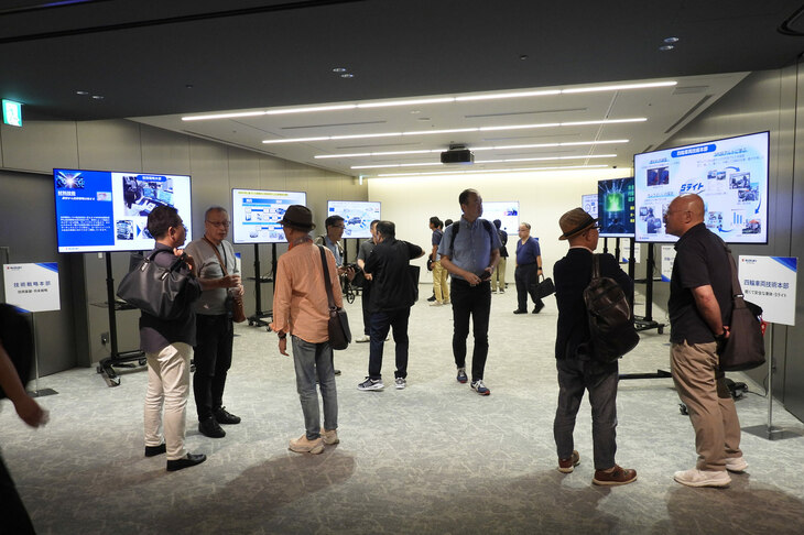 会場ではディスプレイによる技術説明も実施。多くの報道関係者が、画面とスズキの担当者の間を行き来していた。