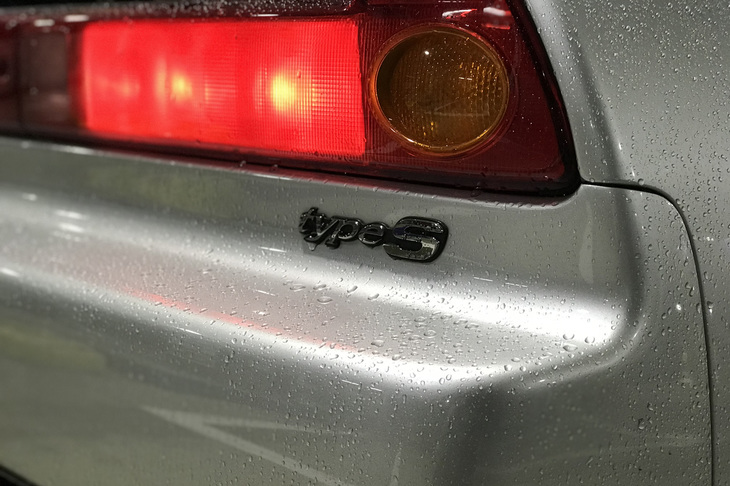 マイナーチェンジした初代「NSXタイプS」の発表時における東京地区の車両本体価格は1035万7000円(税別)。この車両が新車販売されていた当時は地域によって希望小売価格が異なっていて、沖縄地区では1041万8000円という設定であった。もうそうしたエピソードすら懐かしい。