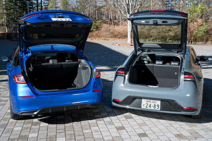 ラゲッジスペースの使い勝手もチェック。ご覧のとおりテールゲートの開口部は「シビック」が圧倒的に広い。