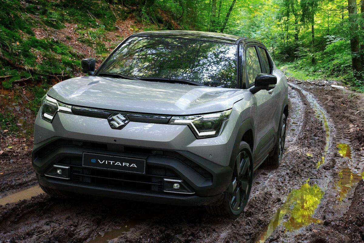 スズキが初の量産電気自動車「eビターラ」を発表 2025年夏の市場投入を 